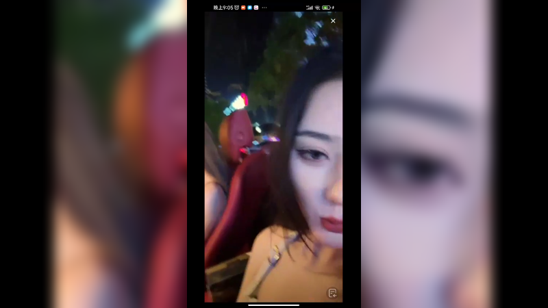 美女坐富豪闺蜜的车去逛街，美滋滋