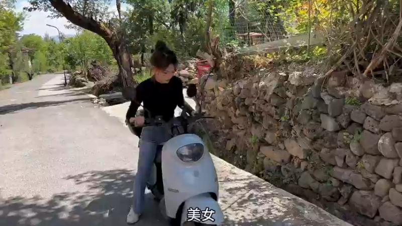 美女骑电动摩托车没电了，好漂亮啊