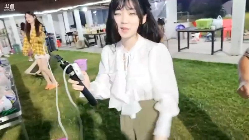 肖哥看女主播转盘，彪子被鱼总砸白面粉，太难了