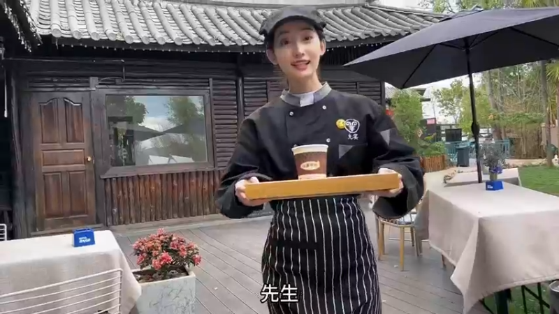 美女服务员很可爱，看起来是个好姑娘