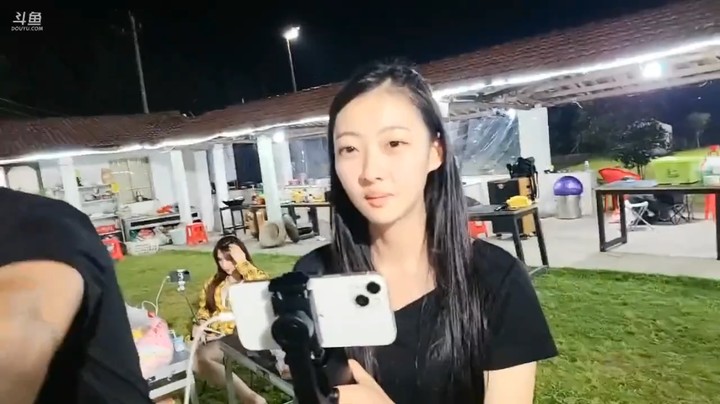 大家玩转盘，肖哥抱着美女咩咩做深蹲，福利局