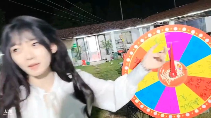 美女彪子转盘要人抱着做深蹲