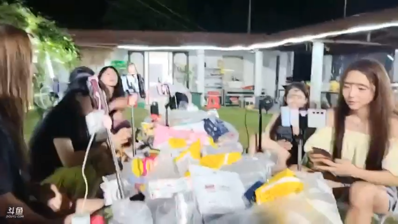 肖哥和女主播玩123木头人，宁煦一会就笑了