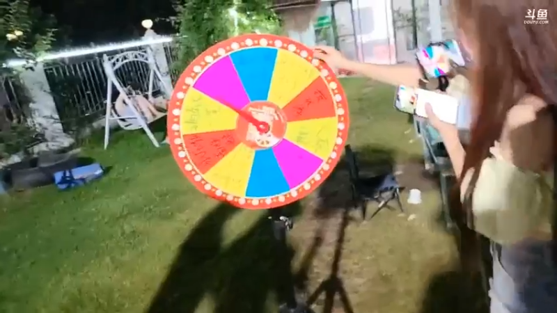 美女圆总转盘转到惩罚，咩咩好开心