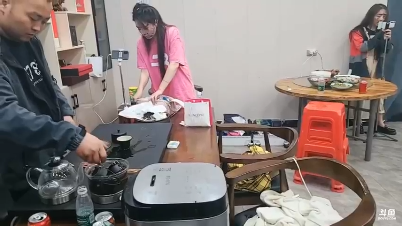 肖哥在大家的建议下要搞卫生的排班表，这样干活才积极