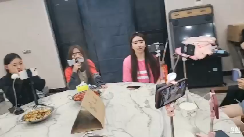 肖哥和女主播打PK，都想赢