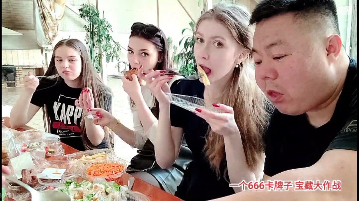 腾讯又把我的QQ封了521快乐，我看着直播也提前吃饭。