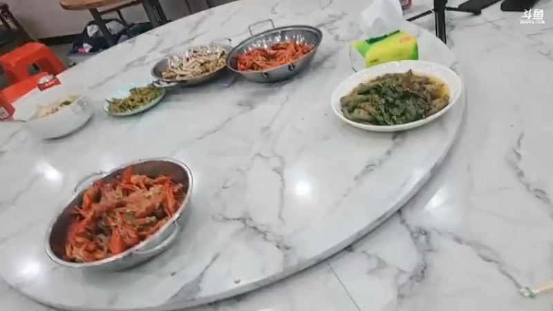 肖哥让大家拿菜走，大家没人动