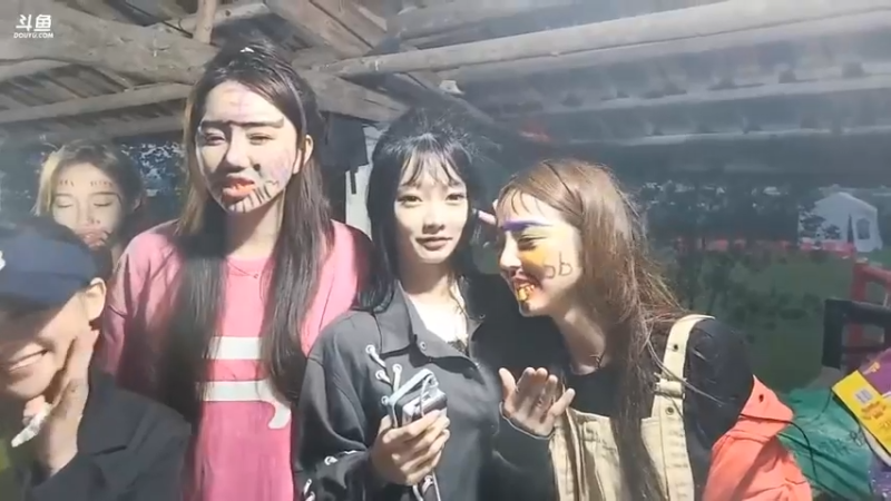 肖哥今晚发布了游戏规则，分穷人和富人区吃饭