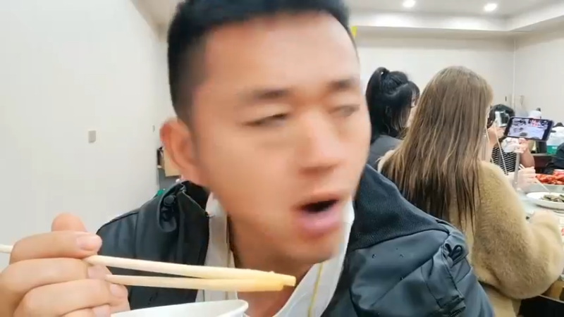 肖哥打PK输了直男吃白米饭，还说别人条件不好，太难了