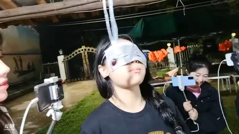 肖哥看女主播吃东西玩游戏，好精彩啊