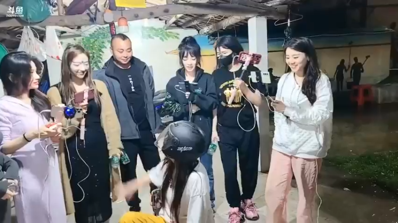 肖哥和女主播玩打头盔猜人游戏，彪子太难了啊