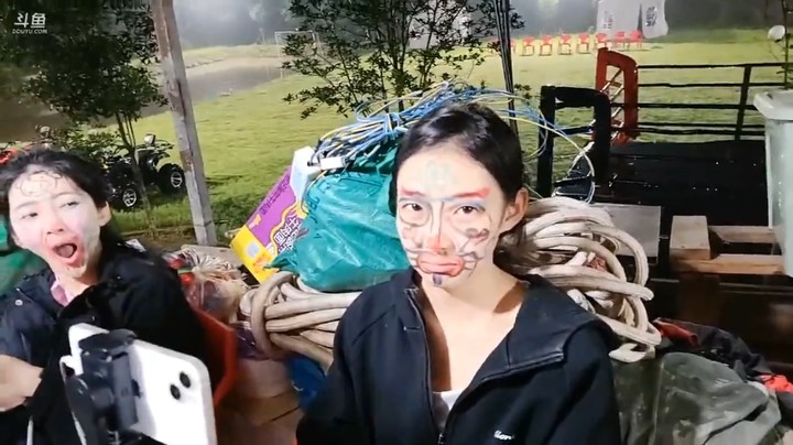 肖哥和女主播玩游戏后画脸合影，搞笑啊