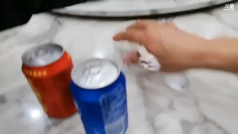 肖哥今天做富人区美滋滋，吃的好，老圆子在外面没吃的