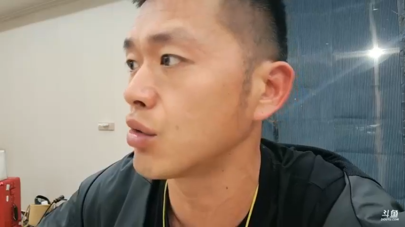 帅帅哥刷礼物要肖哥帮忙搞卫生，女主播休息