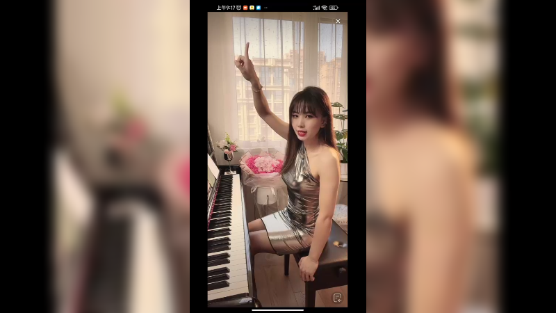 美女弹琴很好听，好看