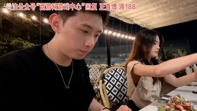 博哥在泰国和美女在雨天吃饭，快乐 啊