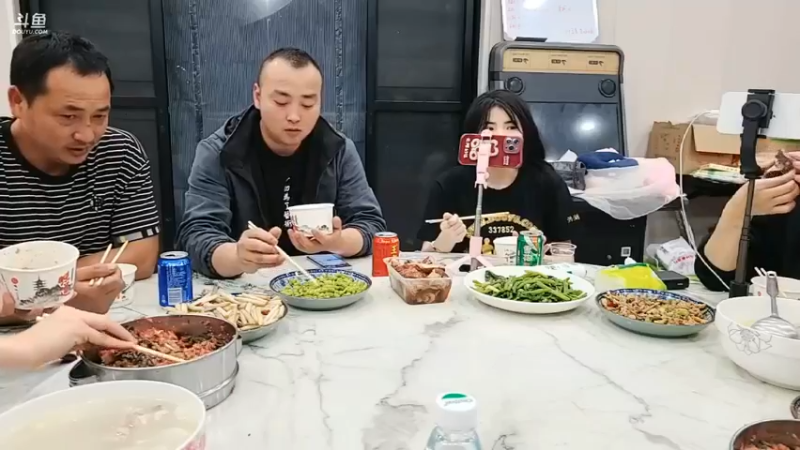 肖哥吃饭美滋滋，今天大鱼大肉