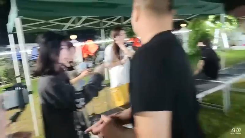 肖哥让女主播分组玩游戏，强哥是队长