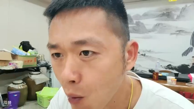 女主播吃完饭，肖哥开始吃剩菜