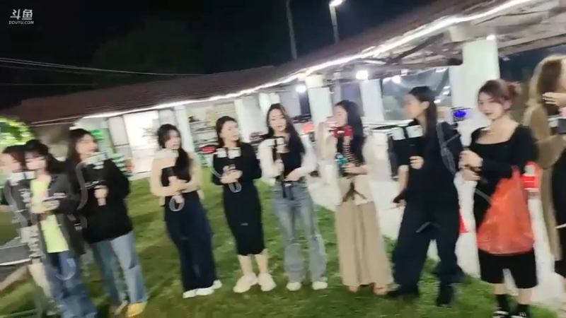 肖哥不唱歌了要集合女主播玩游戏