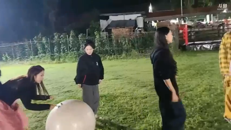 肖哥看女主播玩跳绳游戏，好精彩