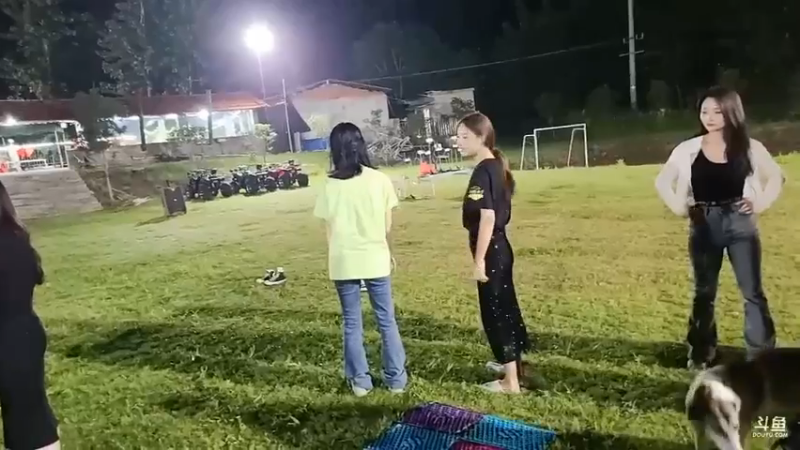 肖哥看强哥和女主播玩游戏，爱丽丝背人厉害