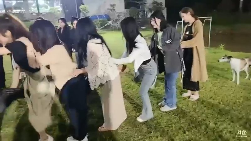 肖哥看女主播玩游戏，结果大家不太会
