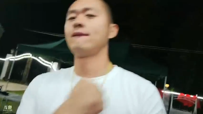 肖哥听女主播唱歌，感觉自己又行了