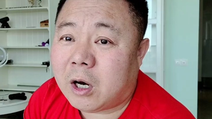 主播小学毕业初中上两天在学校挂个名都出来混社会了