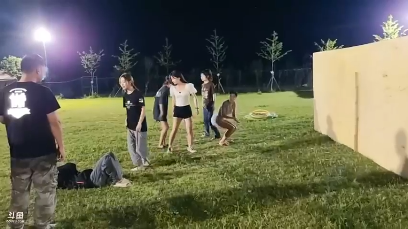 肖哥和女主播玩游戏，扔水球，肖哥忍不了