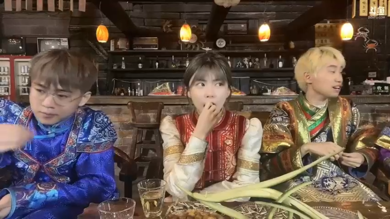 周姐和大家边吃边聊好快乐，超弟弟还帮忙倒酒，懂事