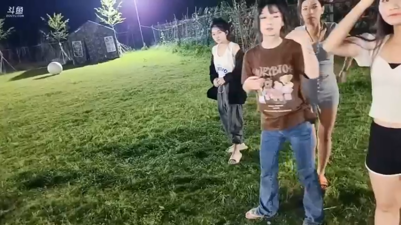 女主播比赛摆动作，老圆子输了啊