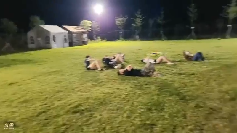 肖哥和女主播蹲着玩游戏，有礼物就可以扔水球