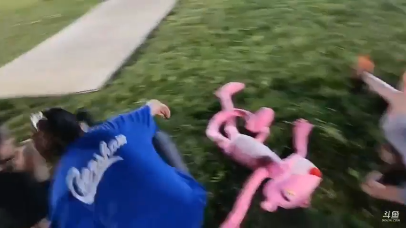 肖哥看女主播比赛摆动作，谁更像就赢