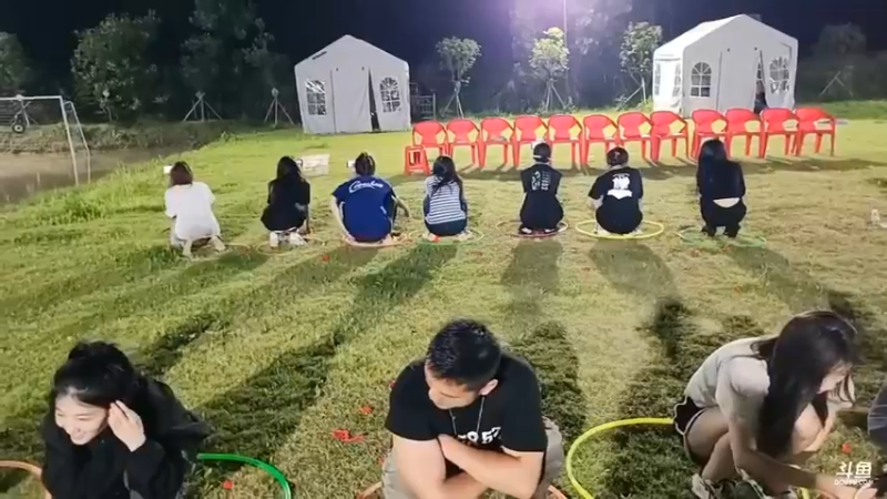 彪子和鹅妹互相扔，这是干上了啊