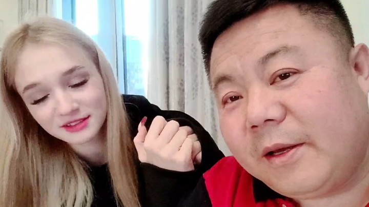 俄罗斯女人也会撒娇
