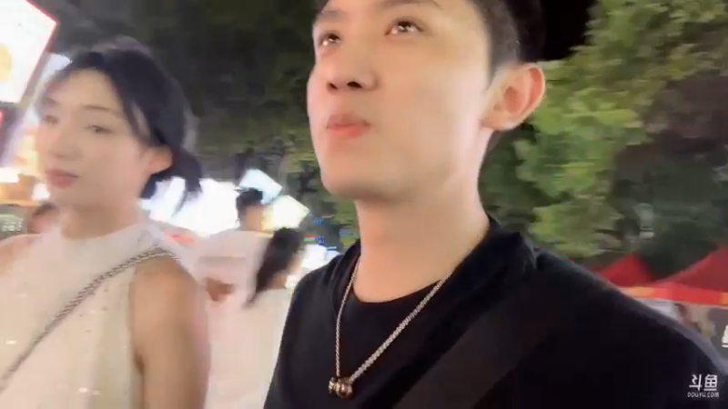 博哥和美女贞贞聊天搞笑，大家说有代沟