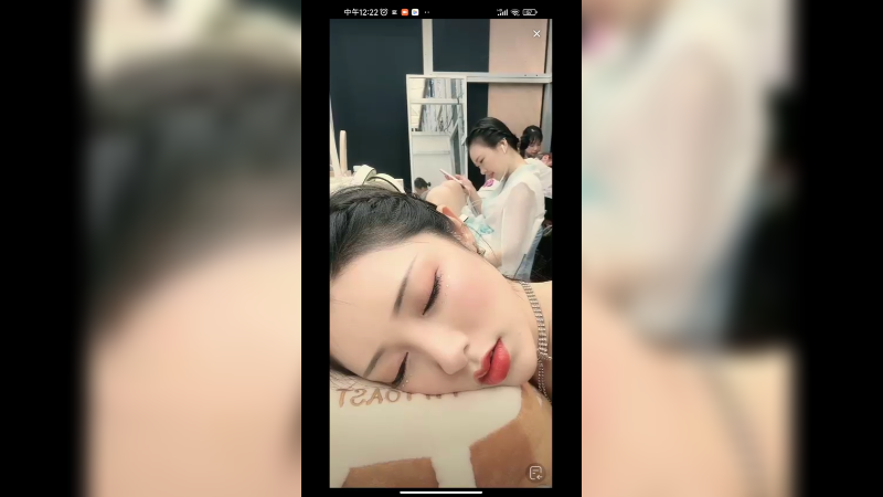 美女车模叶子吃饱开始午睡，可爱