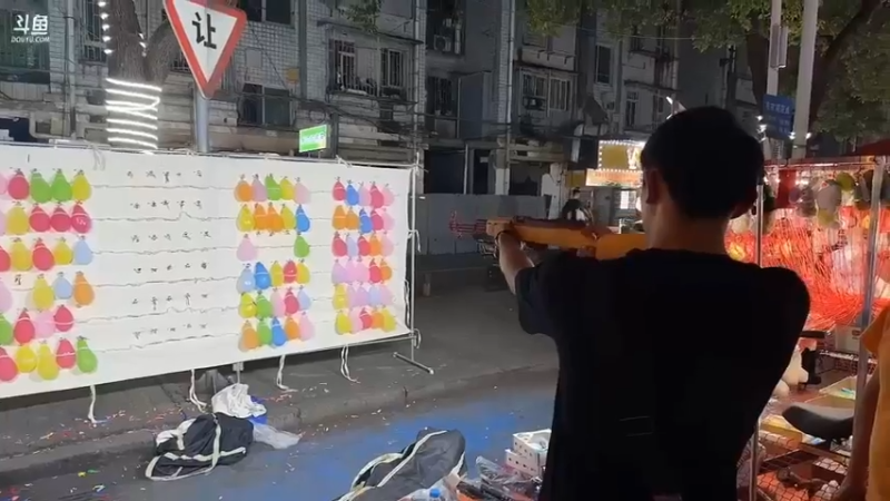 博哥和美女玩打气球，美女夸博哥厉害啊