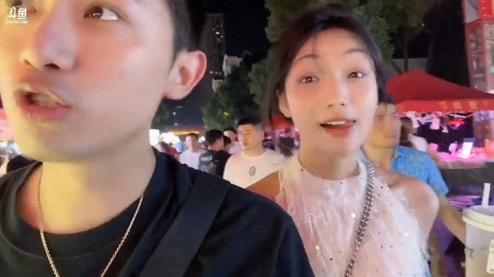 博哥和美女贞贞在长沙逛街吃东西