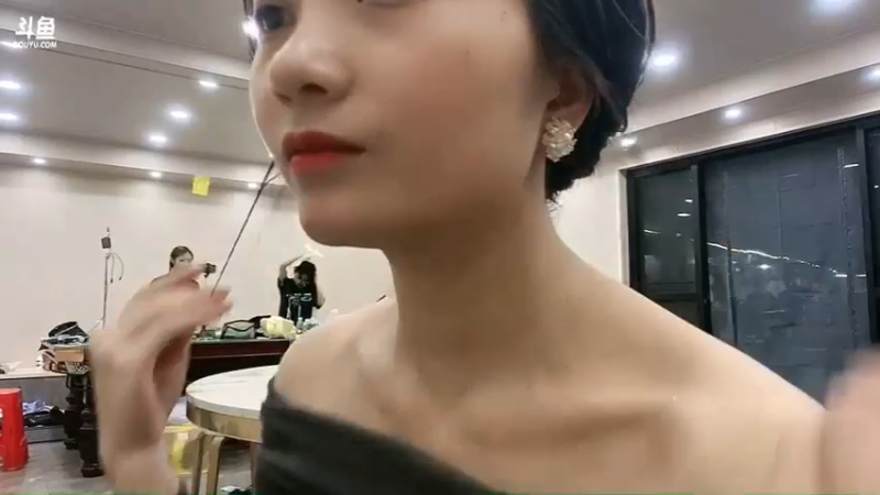 美美玩游戏后还是感觉躲起来玩才好