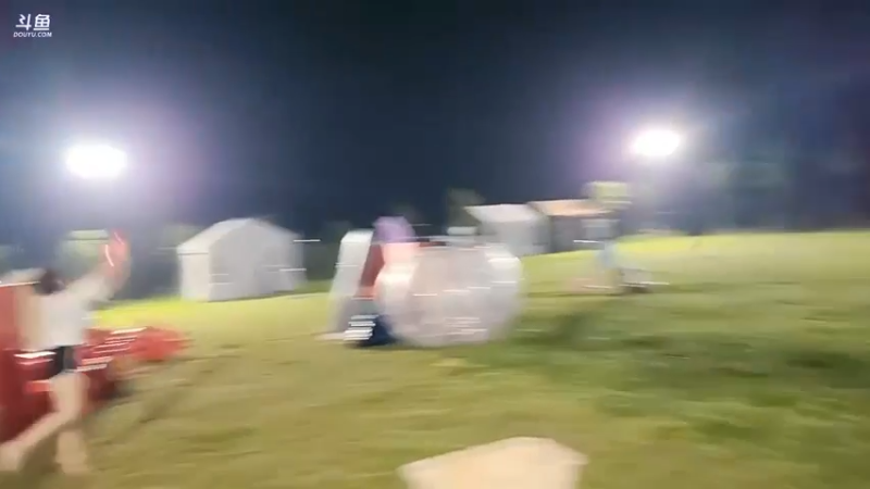 肖哥看女主播玩泼水游戏，小宁煦好搞笑，鹅妹很猛