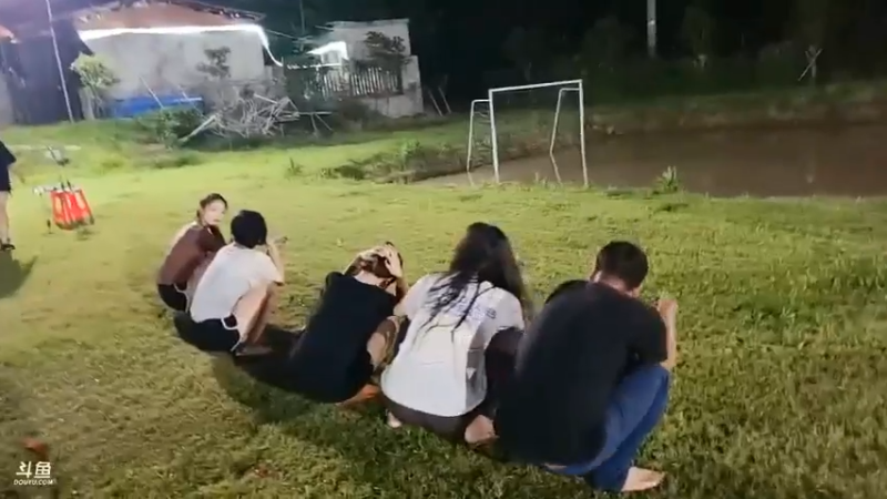 女主播扔水球，彪子很美，咩咩不服