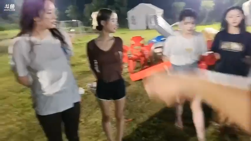 肖哥看女主播挤一挤衣服，看谁的水多