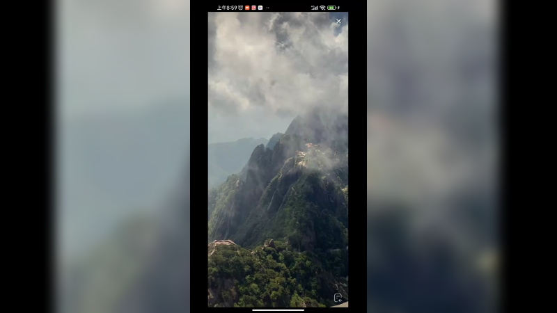 在黄山看别人爬山很累，地势陡峭啊