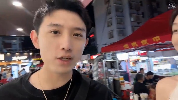 博哥和美女贞贞在长沙逛夜市街