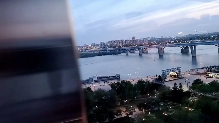 新西伯利亚地铁桥是一座横跨鄂毕河的封闭式地铁桥全长2145米（其中896米位于鄂毕河上方）是世界上最长的地铁桥，建造于1980~1985年间1986年初正式通车