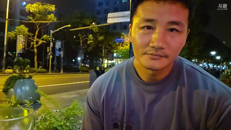 块头最大的健身男主播挑战斗鱼直播全体男主播打擂台，有人接吗？