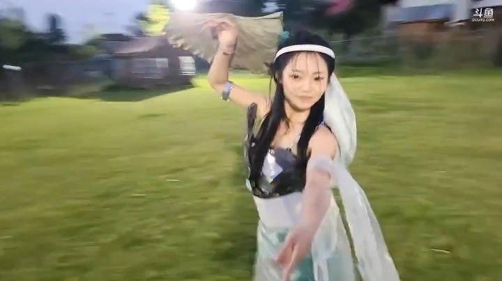 肖哥看美女擎天妹妹走秀好可爱，五毒走秀搞笑